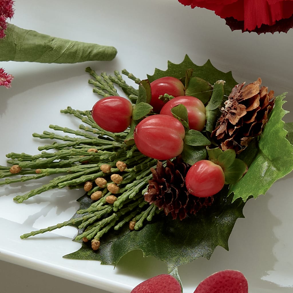 Red Berry Boutonniere – Deux Gars Des Fleurs, Sorel PQ