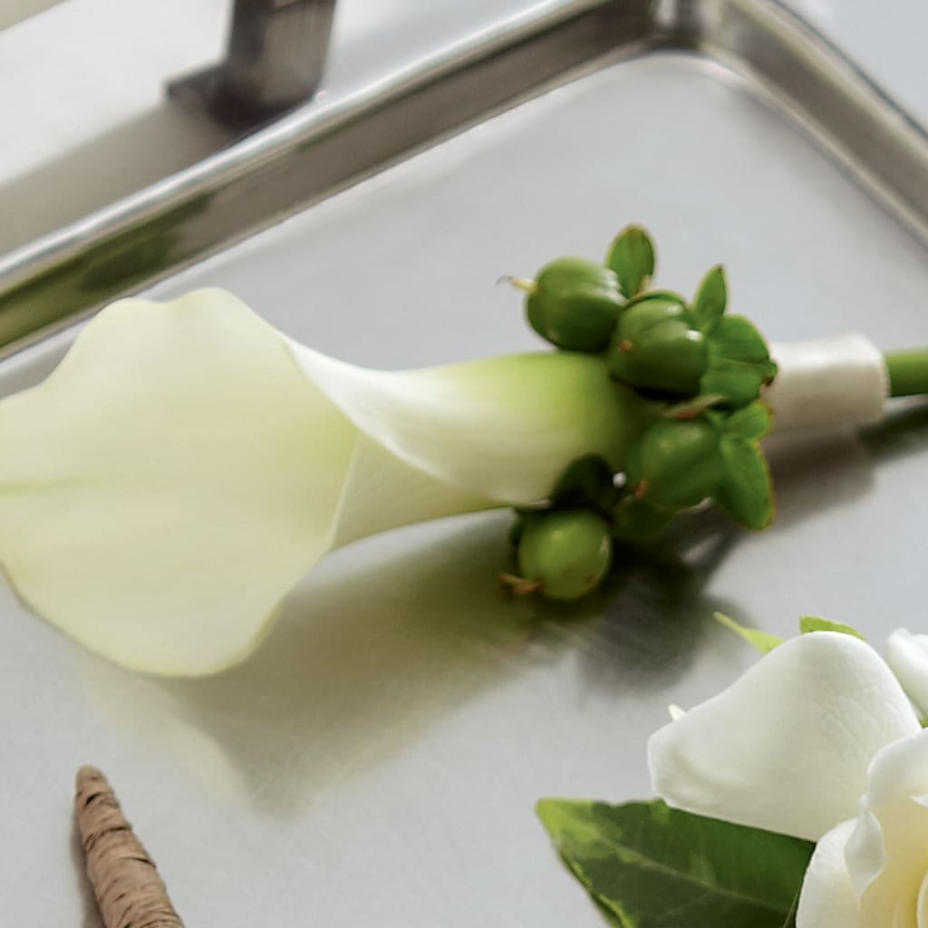 White Calla Boutonniere – Deux Gars Des Fleurs, Sorel PQ