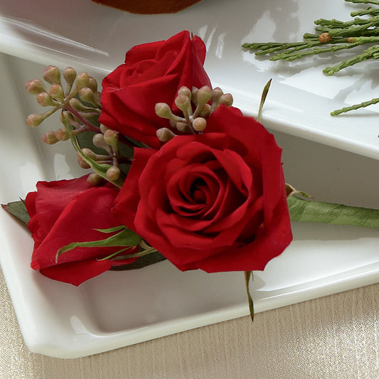 Boutonnière de roses rouges